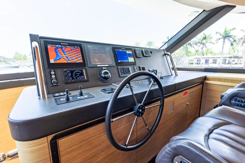 Yacht Photo 27